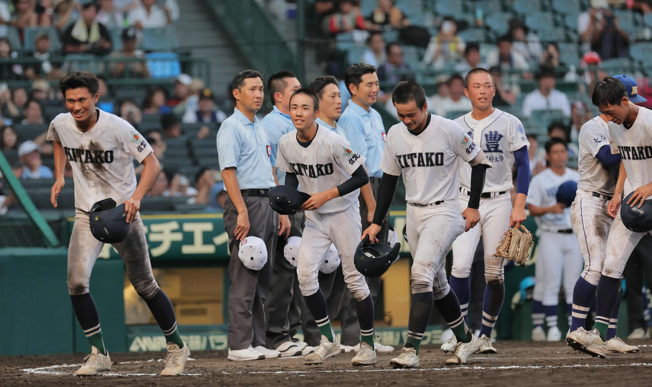 明豊対佐賀北　敗れて整列に向かう稲富理人（中央）ら佐賀北ナイン（撮影・宮崎幸一）