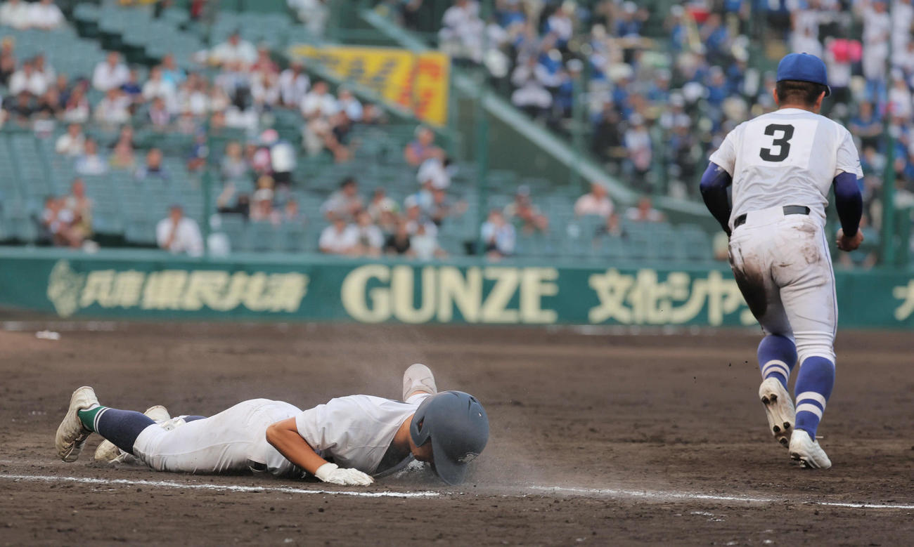 明豊対佐賀北　9回裏佐賀北1死一、三塁、原大智は二塁ゴロ併殺に倒れてゲームセット（撮影・宮崎幸一）