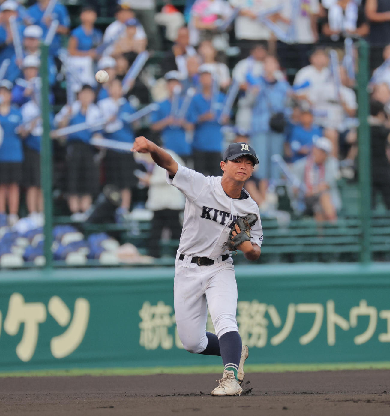 明豊対佐賀北　6回表明豊1死二塁、津留崎太葵は加納悠成の打球を捕球州が送球が浮いて出塁を許し、4点目を失う（撮影・宮崎幸一）