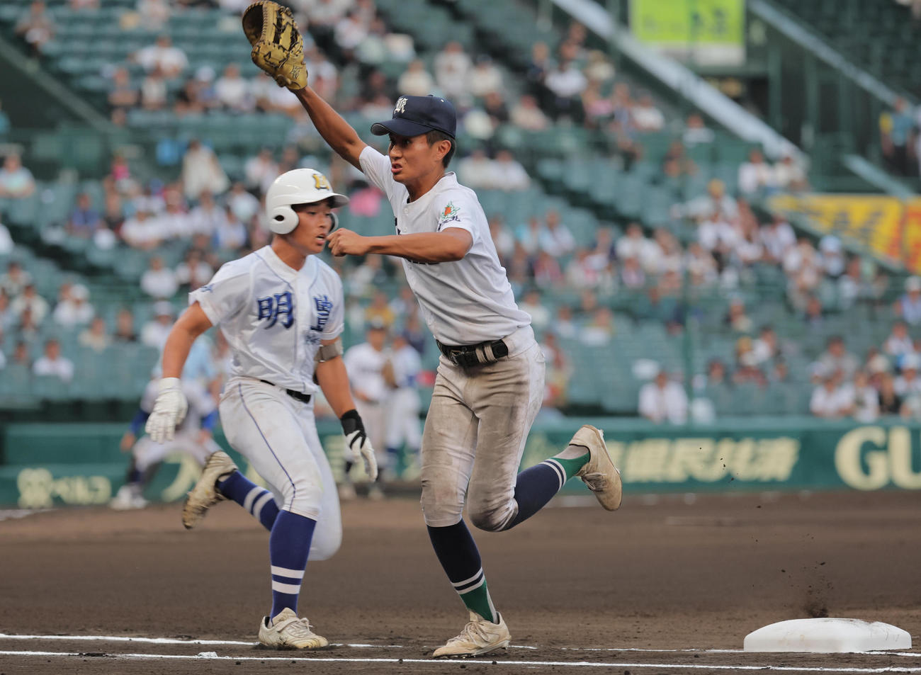 明豊対佐賀北　6回表明豊1死二塁、宮崎淳多は加納悠成の打球を処理した津留崎太葵からの送球にミットを伸ばすが捕れず、4点目を失う（撮影・宮崎幸一）