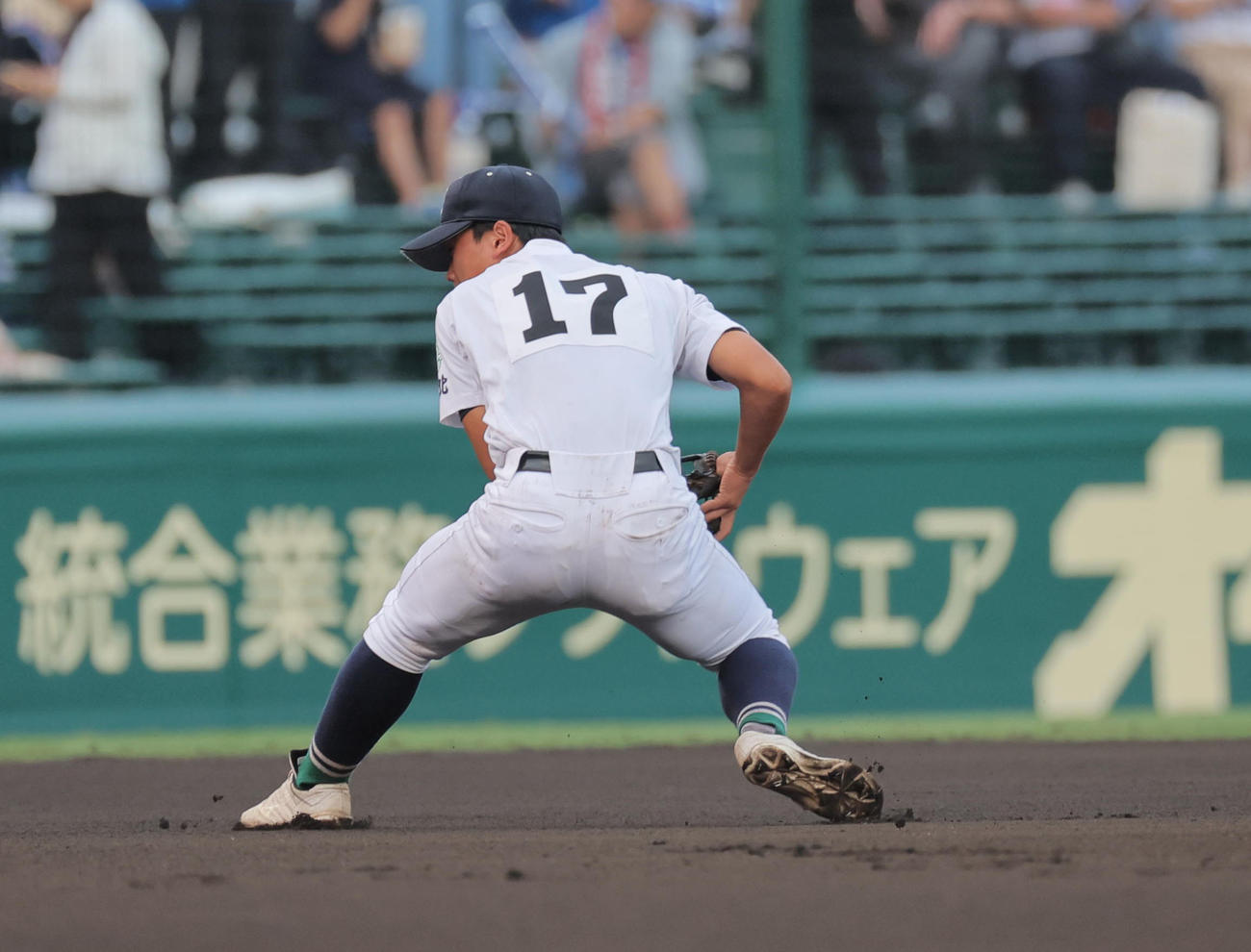 明豊対佐賀北　6回表明豊1死二塁、津留崎太葵は加納悠成の打球を捕球州が送球が浮いて出塁を許し、4点目を失う（撮影・宮崎幸一）