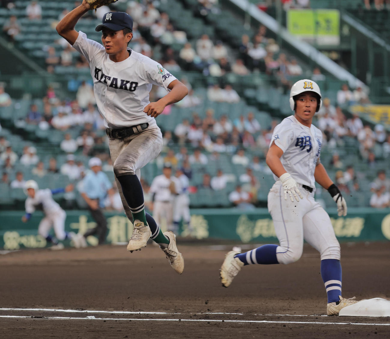 明豊対佐賀北　6回表明豊1死二塁、宮崎淳多は加納悠成の打球を処理した津留崎太葵からの送球にミットを伸ばすが捕れず、4点目を失う（撮影・宮崎幸一）