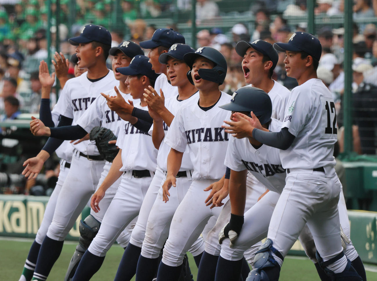 佐賀北対明豊　6回表、ベンチ前で気合いを入れる佐賀北ナイン（撮影・上山淳一）