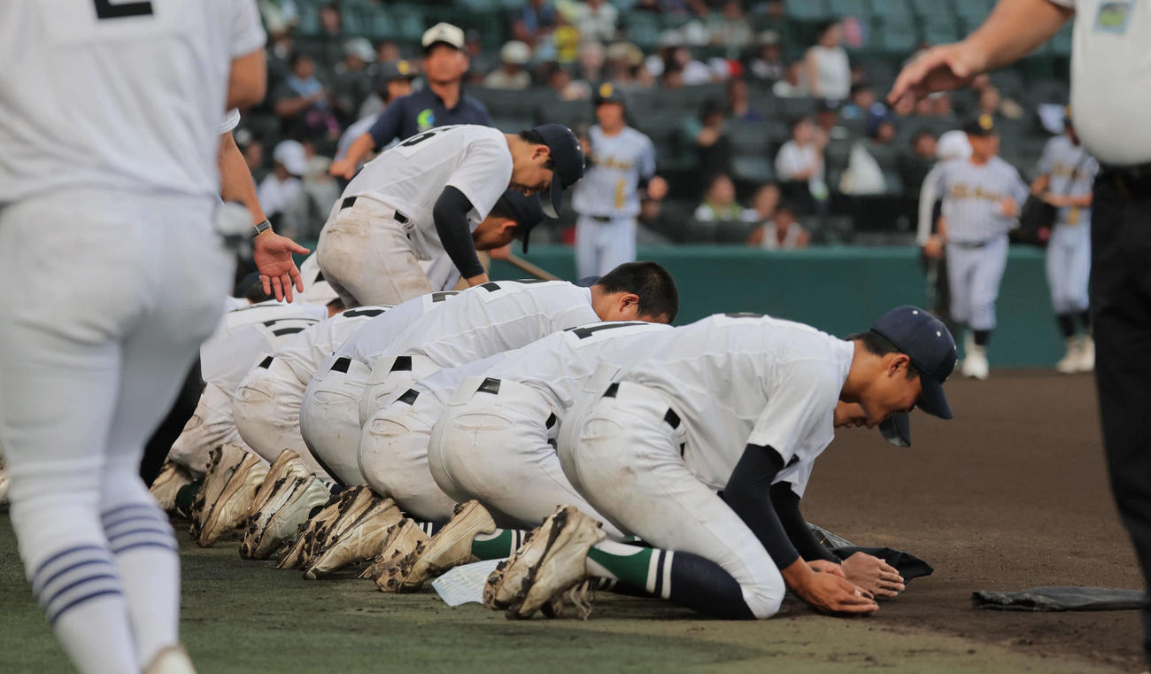 明豊対佐賀北　敗れて土を集める佐賀北ナイン（撮影・宮崎幸一）