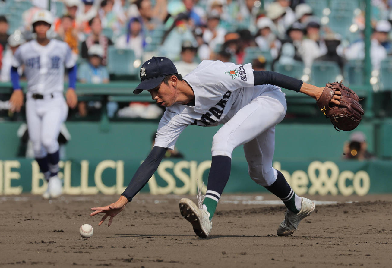 明豊対佐賀北　4回表明豊2死、稲富理人は岡田晴樹を投ゴロにとる（撮影・宮崎幸一）