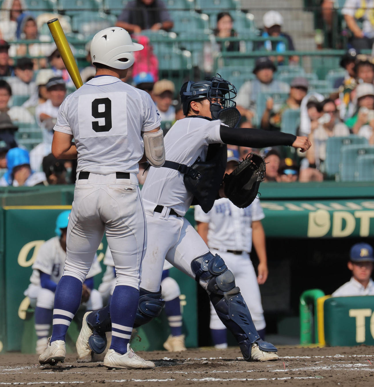 明豊対佐賀北　3回表明豊2死一塁　片渕絢心は二盗を試みた辻田拓未を刺す（撮影・宮崎幸一）