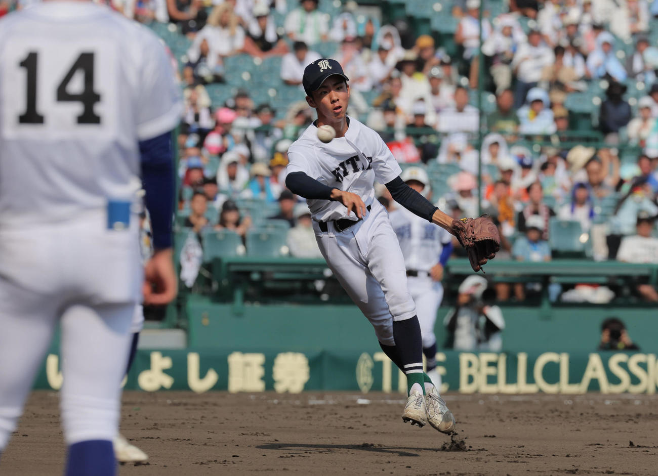 明豊対佐賀北　4回表明豊2死、稲富理人は岡田晴樹を投ゴロにとる（撮影・宮崎幸一）