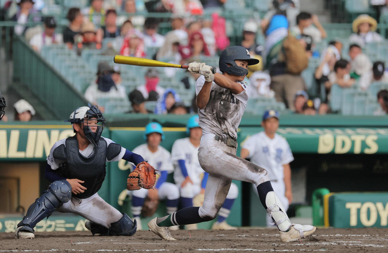 明豊対佐賀北　5回裏佐賀北2死一、三塁、宮崎淳多は右前適時打を放つ（撮影・宮崎幸一）