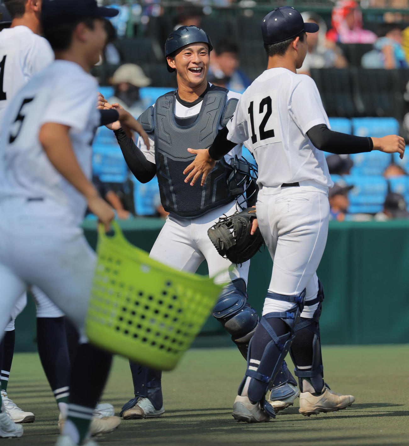 明豊対佐賀北　3回表明豊攻撃終了、片渕絢心は二盗を刺して笑顔を見せる（撮影・宮崎幸一）