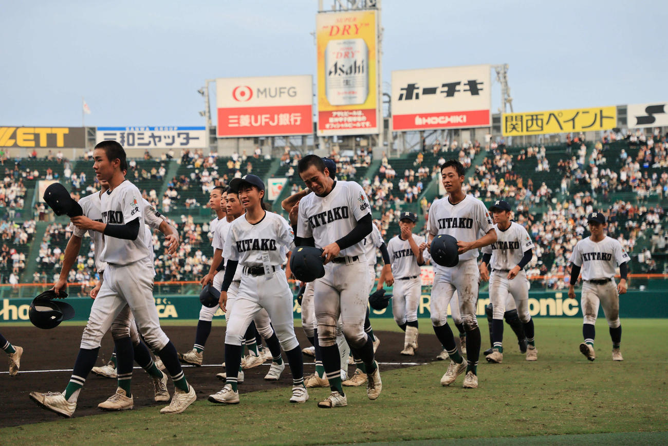 明豊対佐賀北　敗れて引き揚げる佐賀北ナイン（撮影・宮崎幸一）