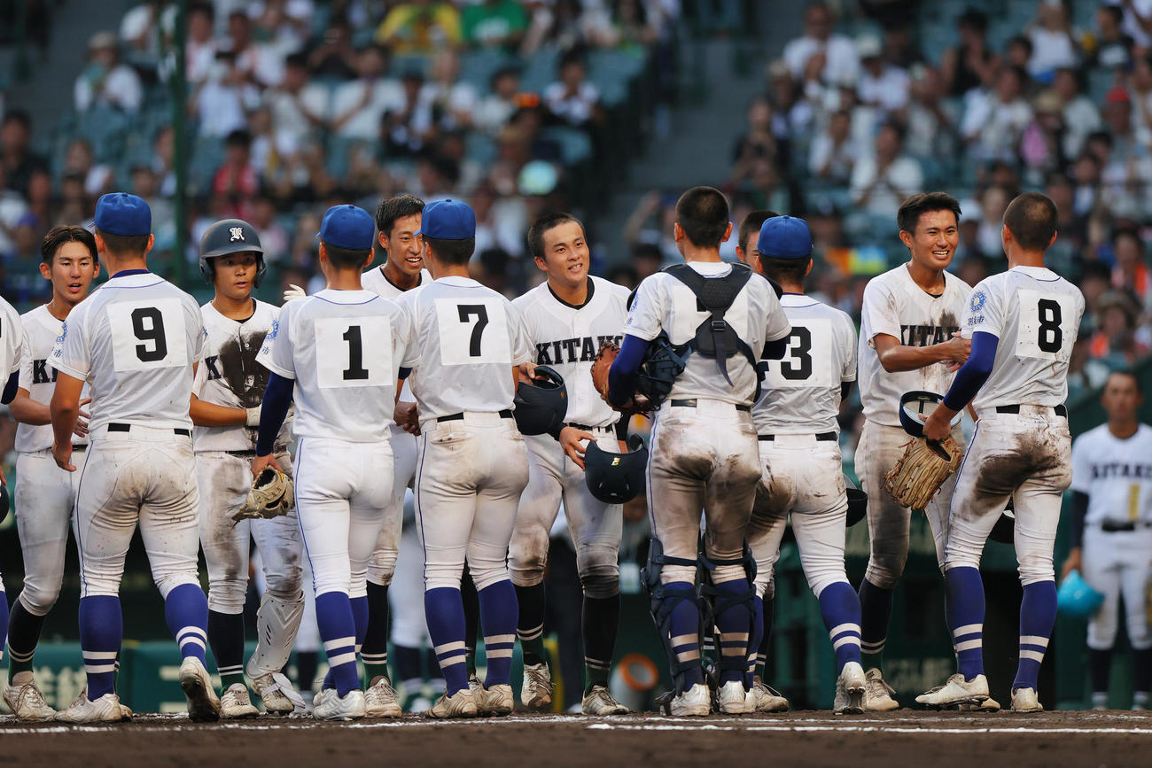 佐賀北対明豊　試合後、互いの健闘をたたえ合う選手ら（撮影・上山淳一）