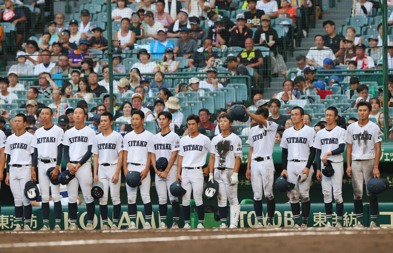 佐賀北対明豊　明豊に敗れ整列する佐賀北ナイン（撮影・上山淳一）