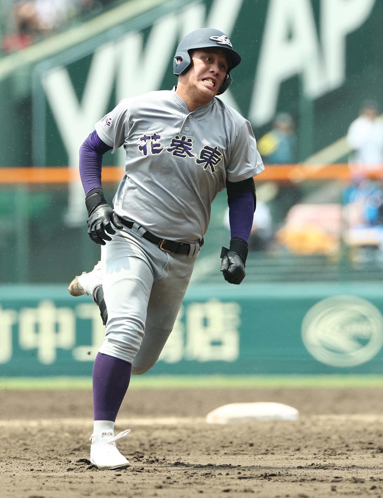 花巻東対東洋大姫路　8回表花巻東1死一、二塁、赤間は2点適時三塁打を放つ（撮影・上田博志）