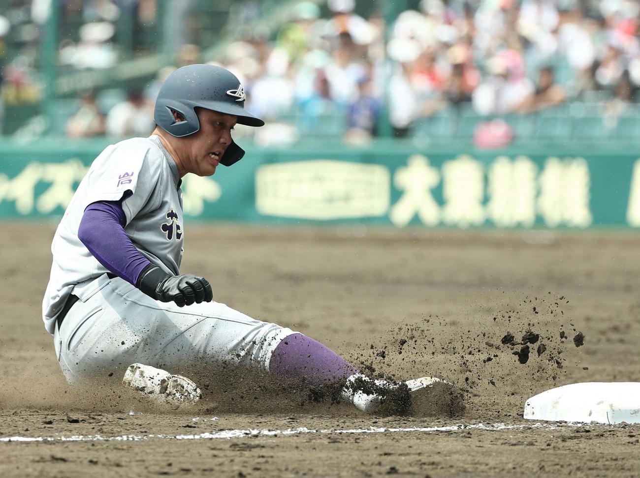 花巻東対東洋大姫路　8回表花巻東1死一、二塁、赤間は2点適時三塁打を放つ（撮影・上田博志）
