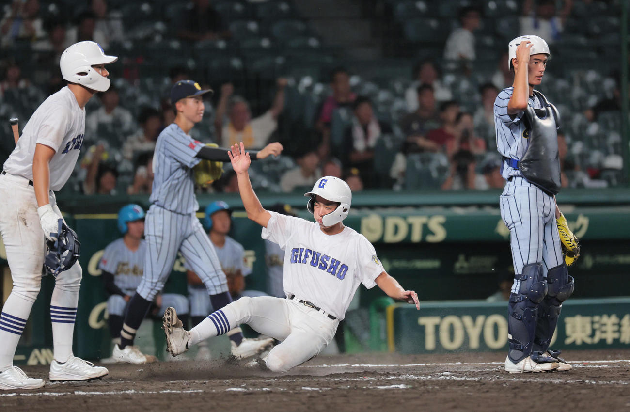 岐阜商対東海大熊星翔　5回表県岐阜商2死一、三塁稲熊桜史は内山元太の右翼線逆転2点適時二塁打で生還する（撮影・宮崎幸一）