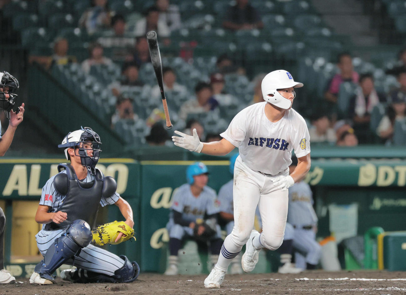岐阜商対東海大熊星翔　5回表県岐阜商2死三塁、坂口路歩は中前適時打を放つ（撮影・宮崎幸一）