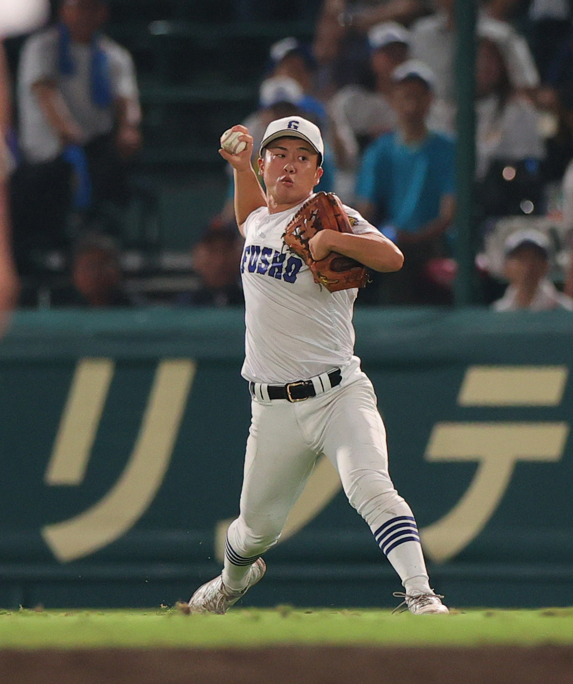 県岐阜商対東海大熊本星翔　5回裏東海大熊本星翔1死二塁、右翼手横山は長迫の右前適時打でバックホームするが生還を許す（撮影・上山淳一）