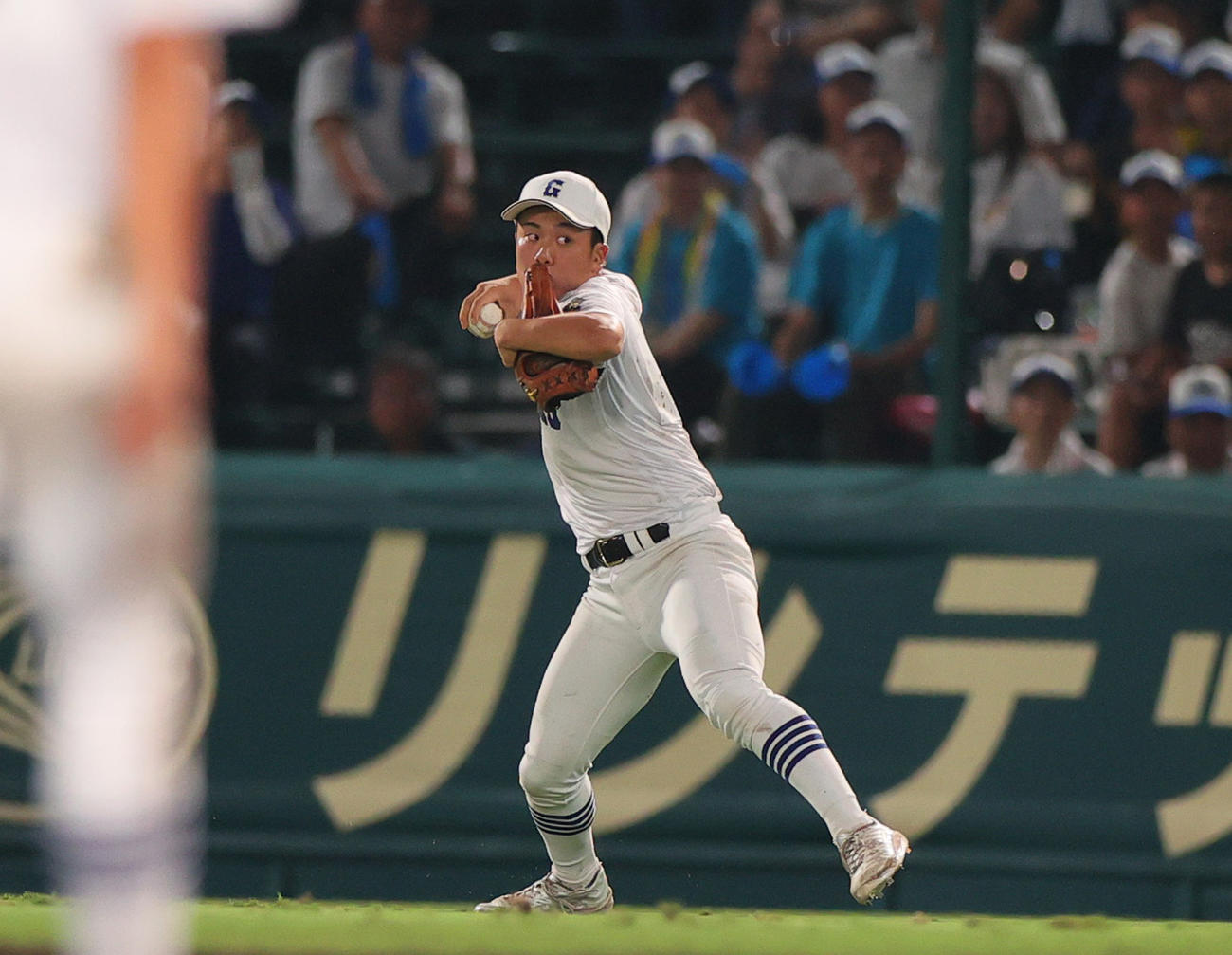 県岐阜商対東海大熊本星翔　5回裏東海大熊本星翔1死二塁、右翼手横山は長迫の右前適時打でバックホームするが生還を許す（撮影・上山淳一）