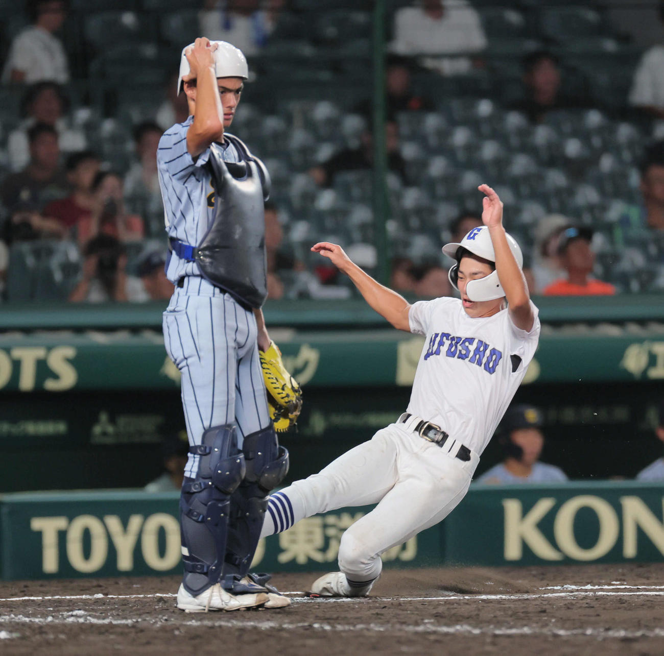 岐阜商対東海大熊星翔　5回表県岐阜商2死一、三塁稲熊桜史は内山元太の右翼線逆転2点適時二塁打で生還する（撮影・宮崎幸一）