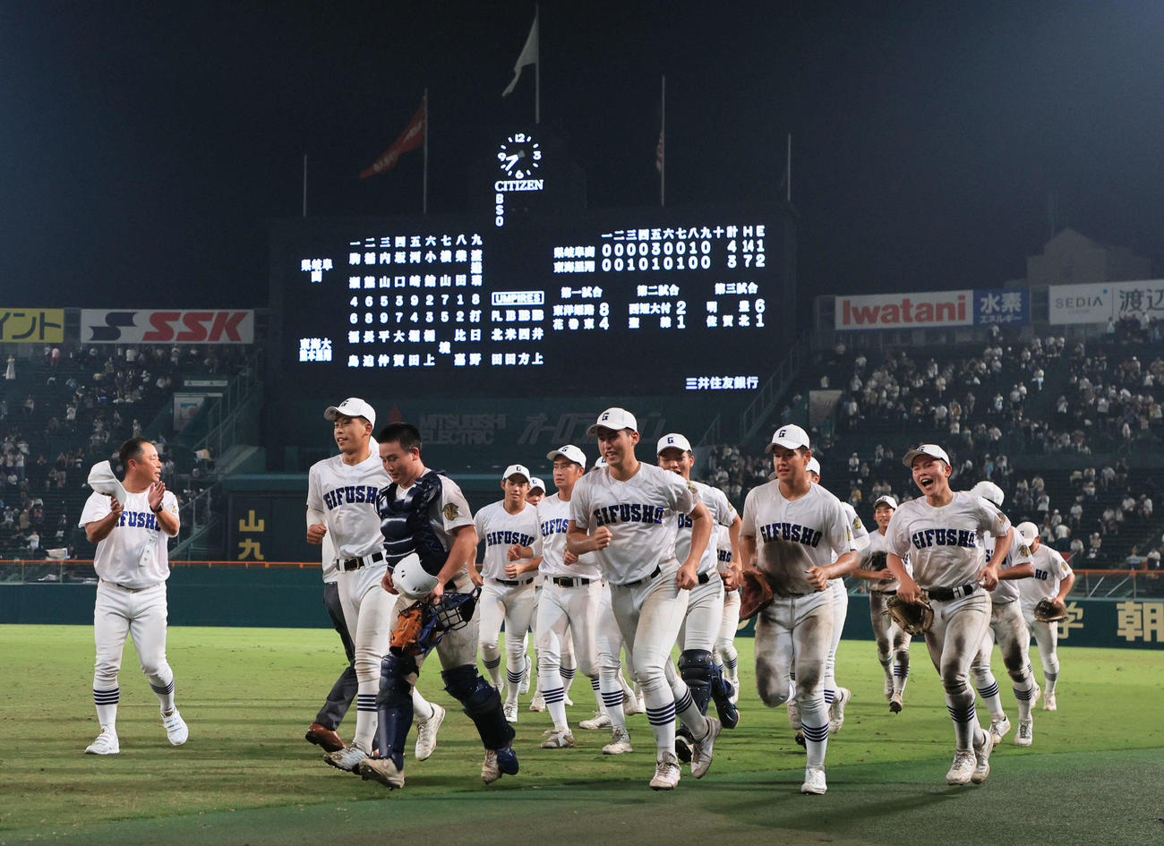 岐阜商対東海大熊星翔　勝利のあいさつを終えて引き揚げる県岐阜商ナイン（撮影・宮崎幸一）