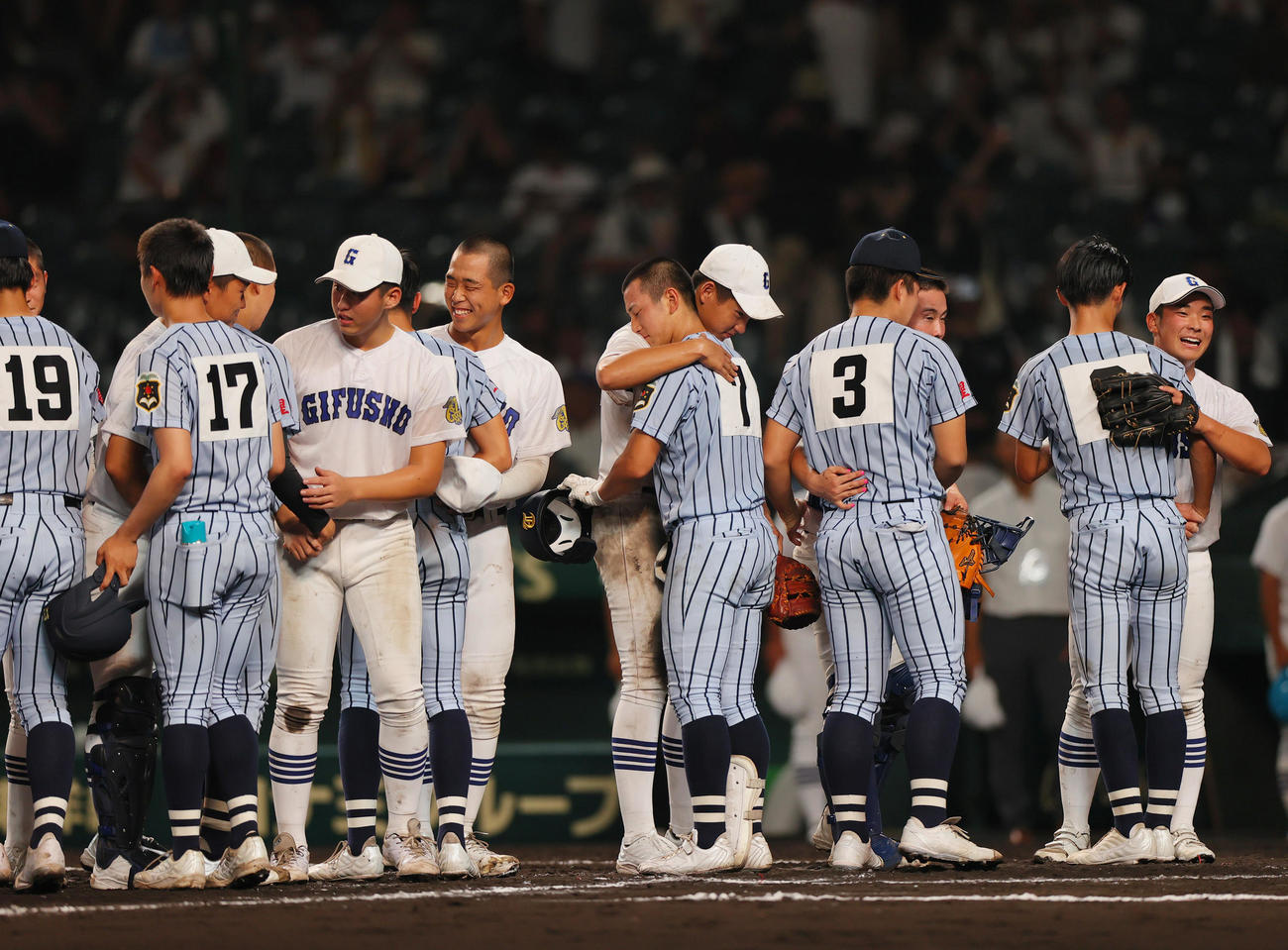 県岐阜商対東海大熊本星翔　試合後、互いの健闘をたたえ合う選手たち（撮影・上山淳一）