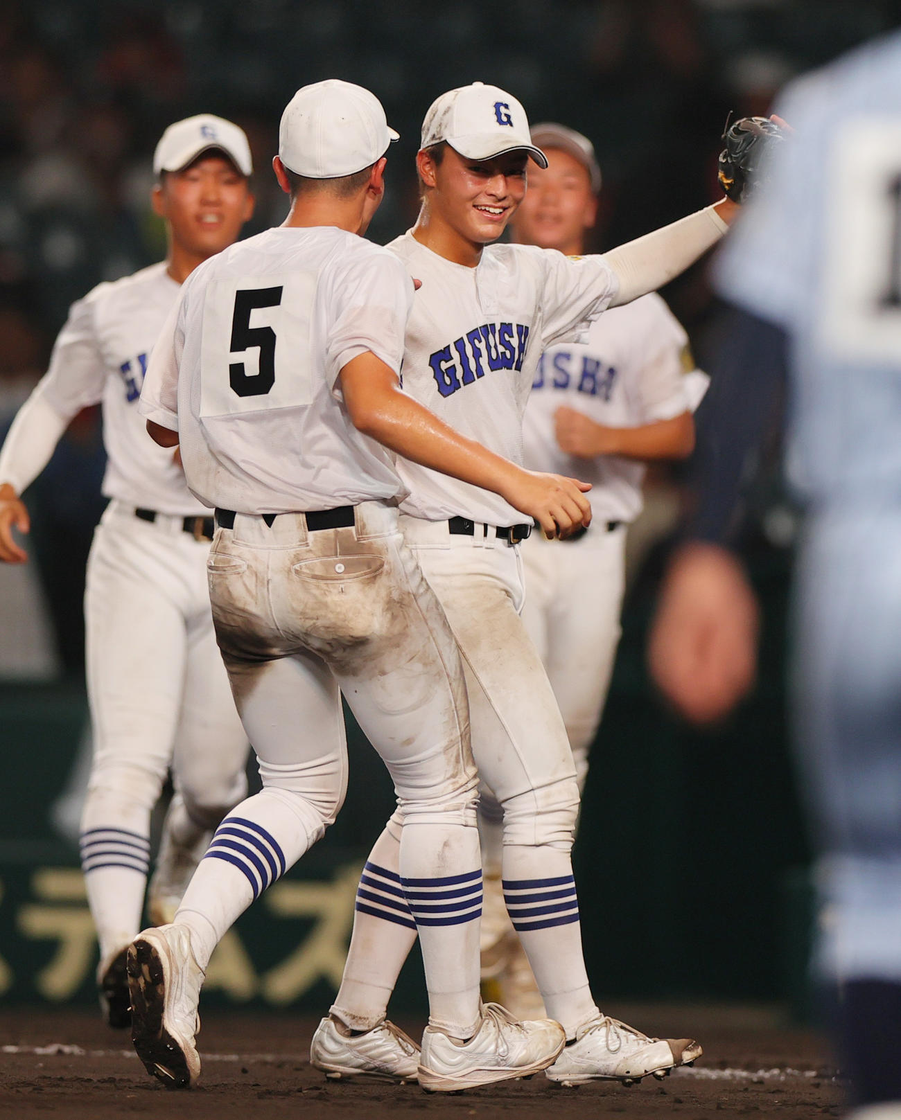 県岐阜商対東海大熊本星翔　9回裏東海大熊本星翔2死一塁、投手柴田（右）は最終打者の平仲を中飛に仕留め笑顔を見せる（撮影・上山淳一）