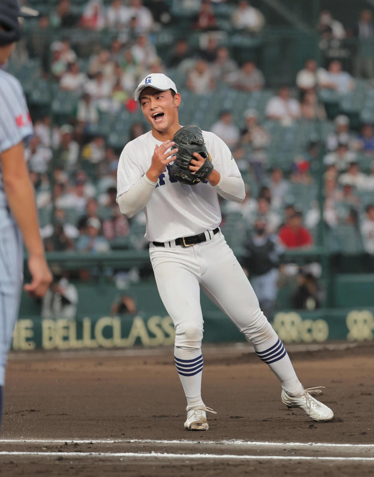 岐阜商対東海大熊星翔　1回表東海大熊星翔攻撃終了、柴田蒼亮は初回を無失点に抑えて手をたたく（撮影・宮崎幸一）