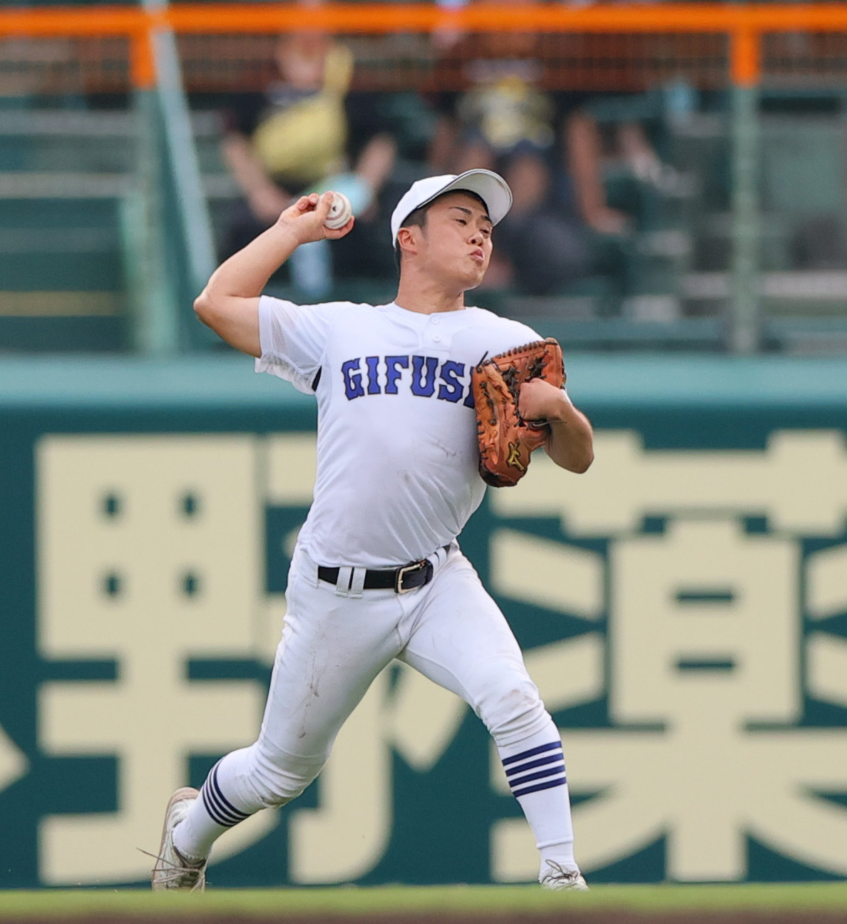 明豊対県岐阜商　8回表明豊無死一塁、右翼手横山は山口の右飛を受け一塁送球で併殺を狙う（撮影・上山淳一）