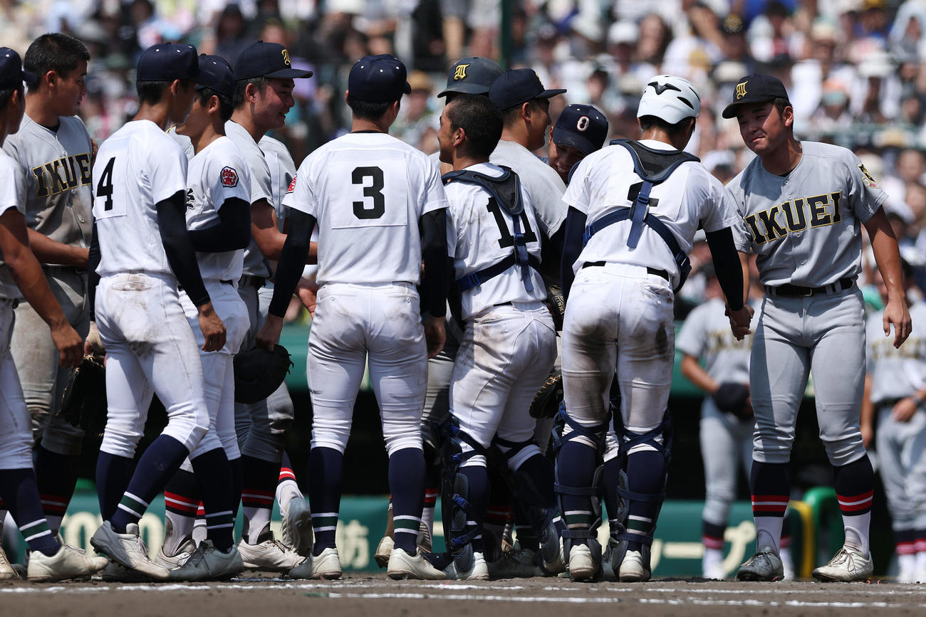 沖縄尚学対仙台育英　延長11回で沖縄尚学が勝利し、互いをたたえ合う両チームの選手たち（撮影・前田充）