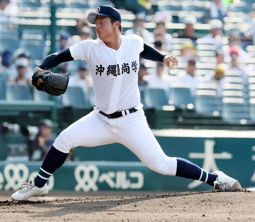 沖縄尚学対仙台育英　仙台育英戦に先発する沖縄尚学の末吉（撮影・加藤哉）