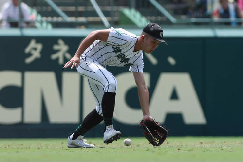 横浜対津田学園　3回表横浜1死二塁、為永の左前適時打を後逸する田中（撮影・前田充）