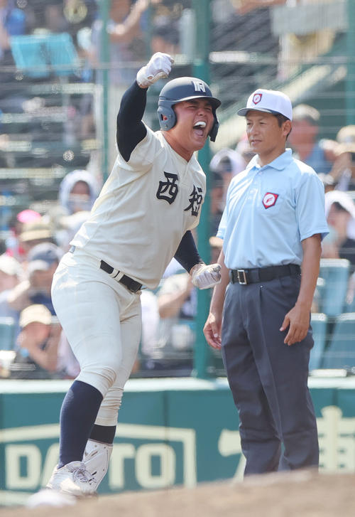 東洋大姫路対西日本短大付　3回裏西日本短大付2死一、三塁、佐藤は中前適時打を放ちベンチに向かってガッツポーズする（撮影・上山淳一）