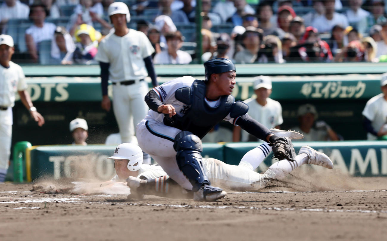 高川学園対日大三　7回裏日大三2死一、二塁、松岡の左越え2点適時二塁打で一塁から長躯生還の松永（撮影・加藤哉）