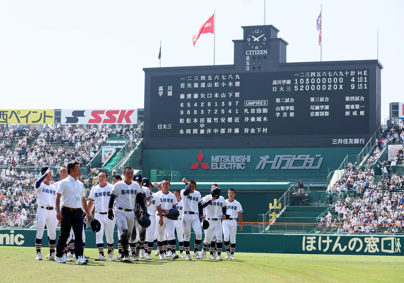 高川学園対日大三　日大三に敗れアルスプススタンドの応援団にあいさつした高川学園ナイン（撮影・加藤哉）