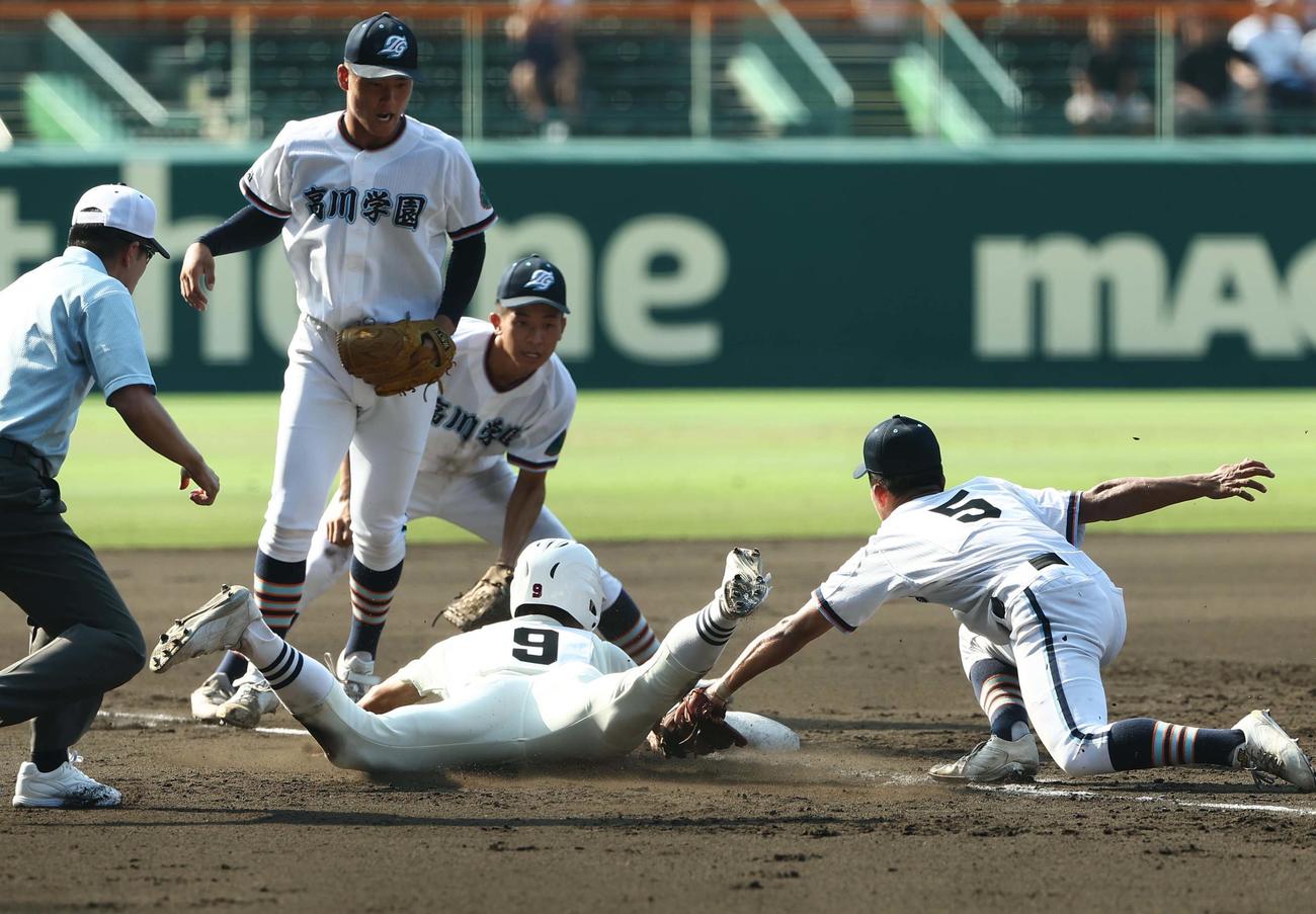 高川学園対日大三　1回裏日大三1死三塁、本間のゴロで三本間に挟まれるも帰塁に成功する松永（撮影・上田博志）