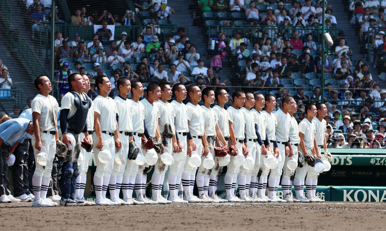 高川学園対日大三　高川学園に勝利し校歌を歌う日大三ナイン（撮影・加藤哉）