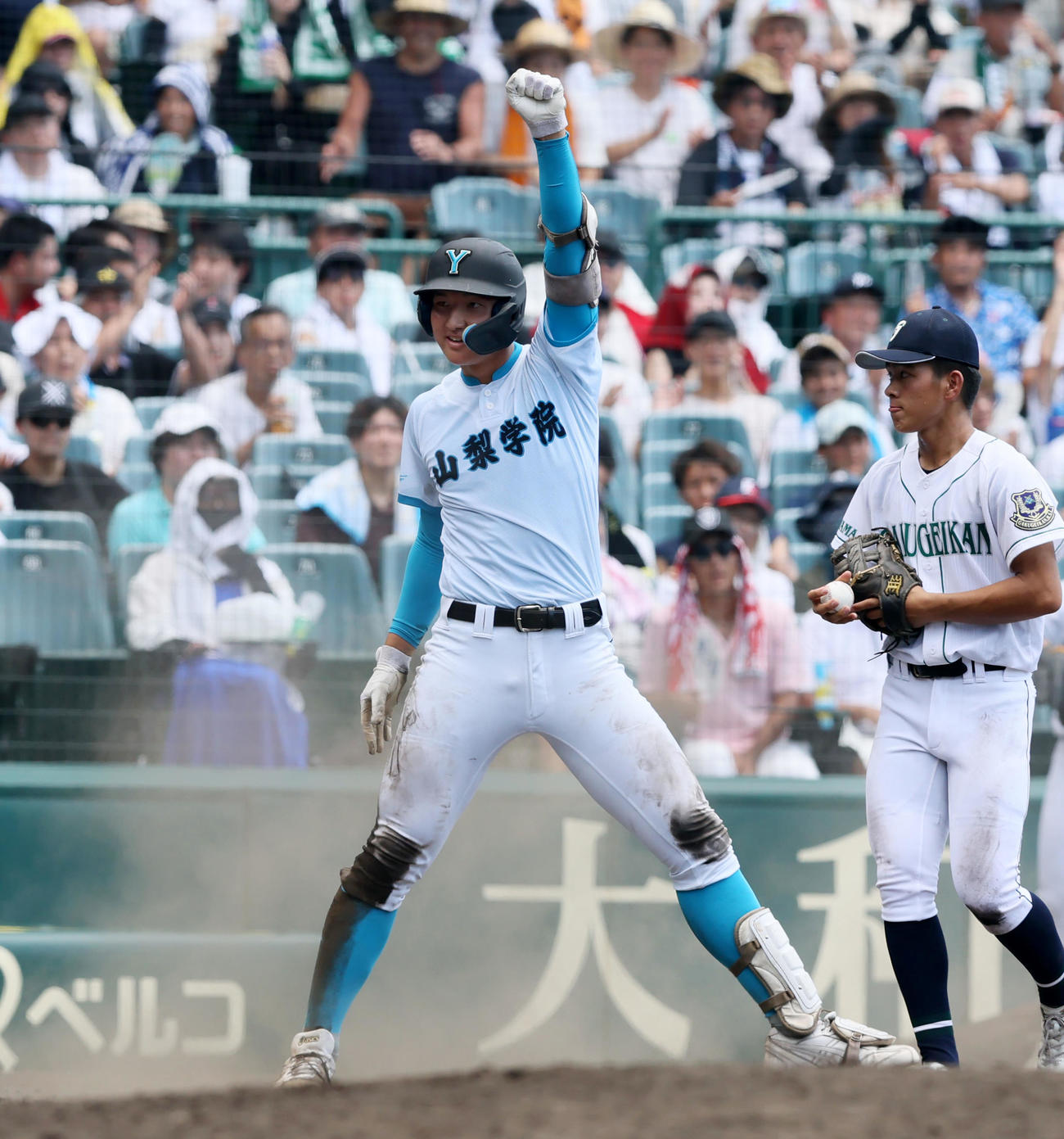山梨学院対岡山学芸館　5回表山梨学院2死二塁、菰田は中越え適時三塁打を放ちガッツポーズを見せる（撮影・加藤哉）