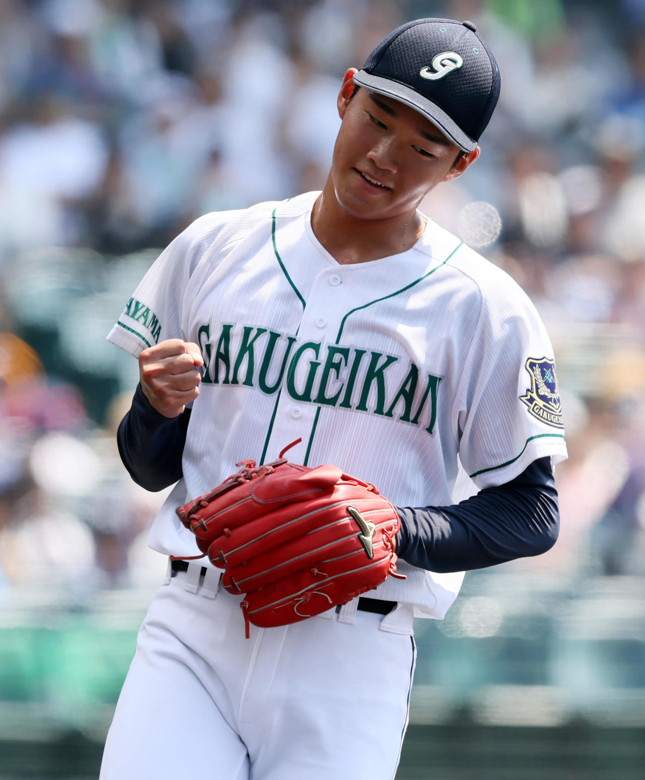 山梨学院対岡山学芸館　2回表山梨学院1死一塁、吉井は田村を併殺打に仕留めガッツポーズを見せる（撮影・加藤哉）