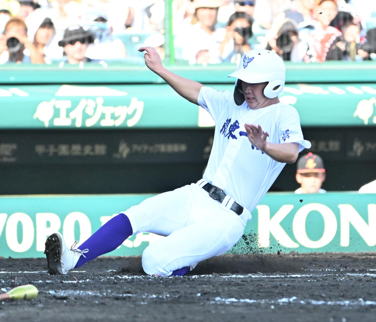関東第一対創成館　3回表関東第一1死満塁　坂本慎太郎の適時打で生還する大沢歩夢（撮影・石井愛子）