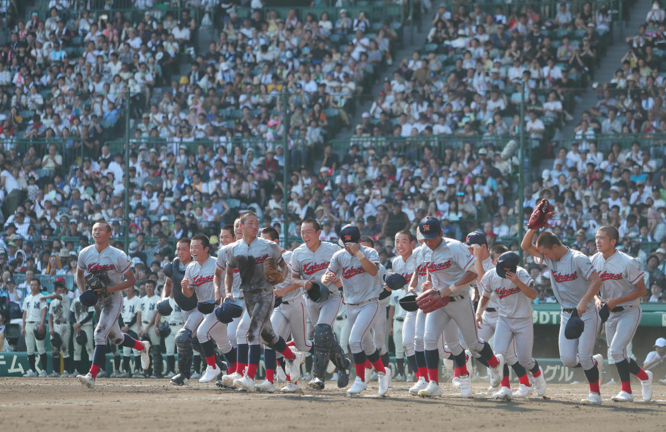 京都国際対尽誠学園　尽誠学園に勝利し、スタンドの応援団の元へ駆け出す京都国際ナイン（撮影・上山淳一）