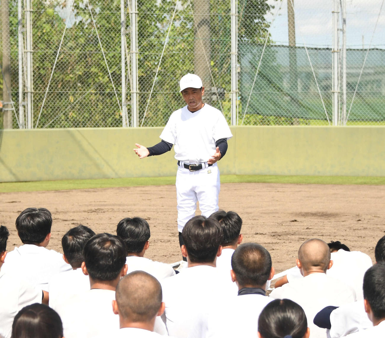 1、2年生を前に心構えを話す本田監督