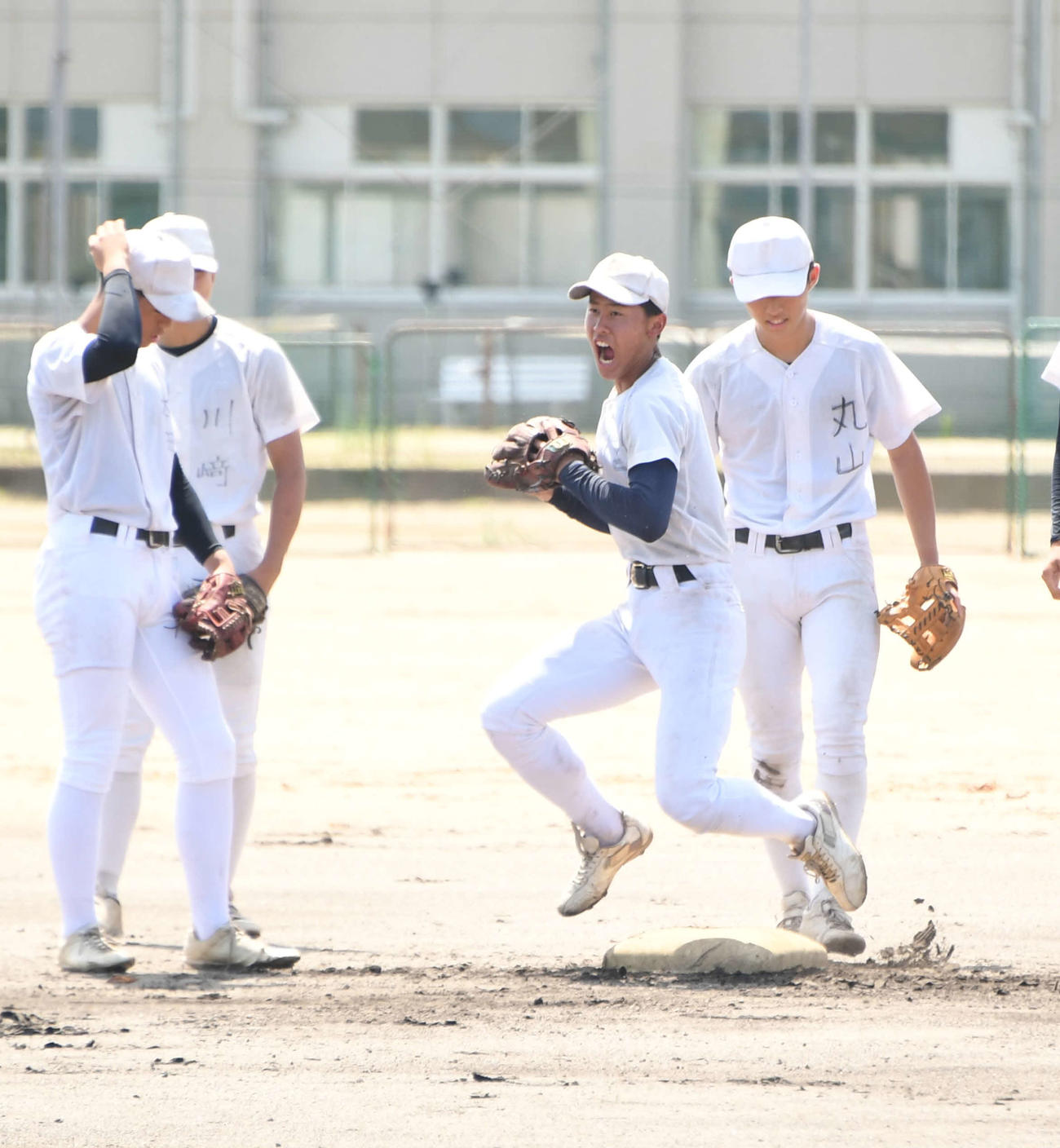 気合十分でノックを受ける宮崎（右から2人目）