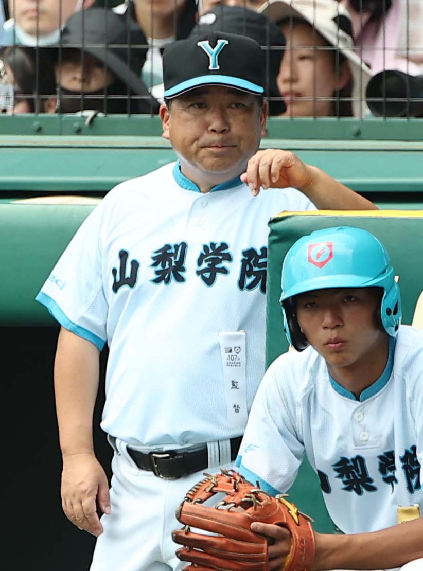 山梨学院対岡山学芸館　試合を見守る山梨学院・吉田監督（撮影・上田博志）