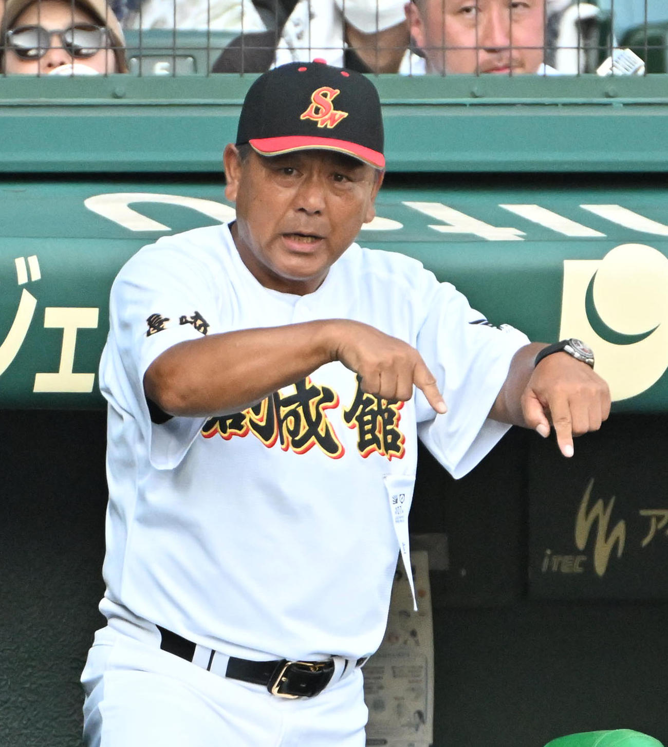 関東第一対創成館　選手に指示を出す創成館の稙田龍生監督（撮影・石井愛子）