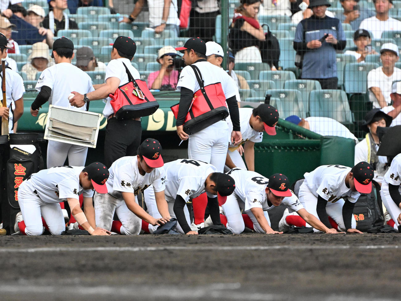関東第一対創成館　関東第一に負け甲子園の土を集める創成館ナイン（撮影・石井愛子）
