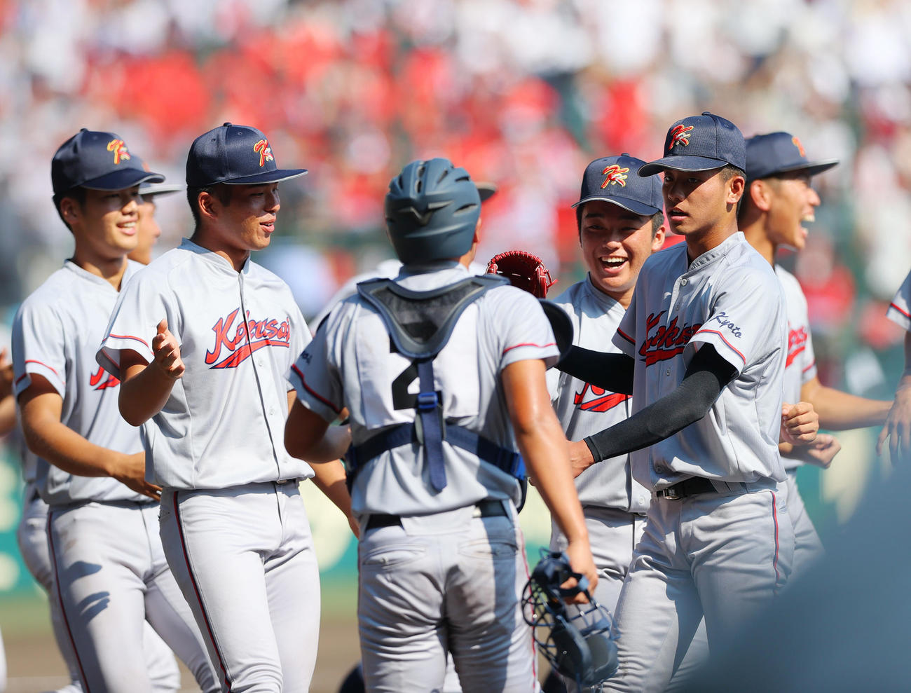 京都国際対尽誠学園　尽誠学園に勝利し喜ぶ京都国際エース西村（右）らナイン（撮影・上山淳一）