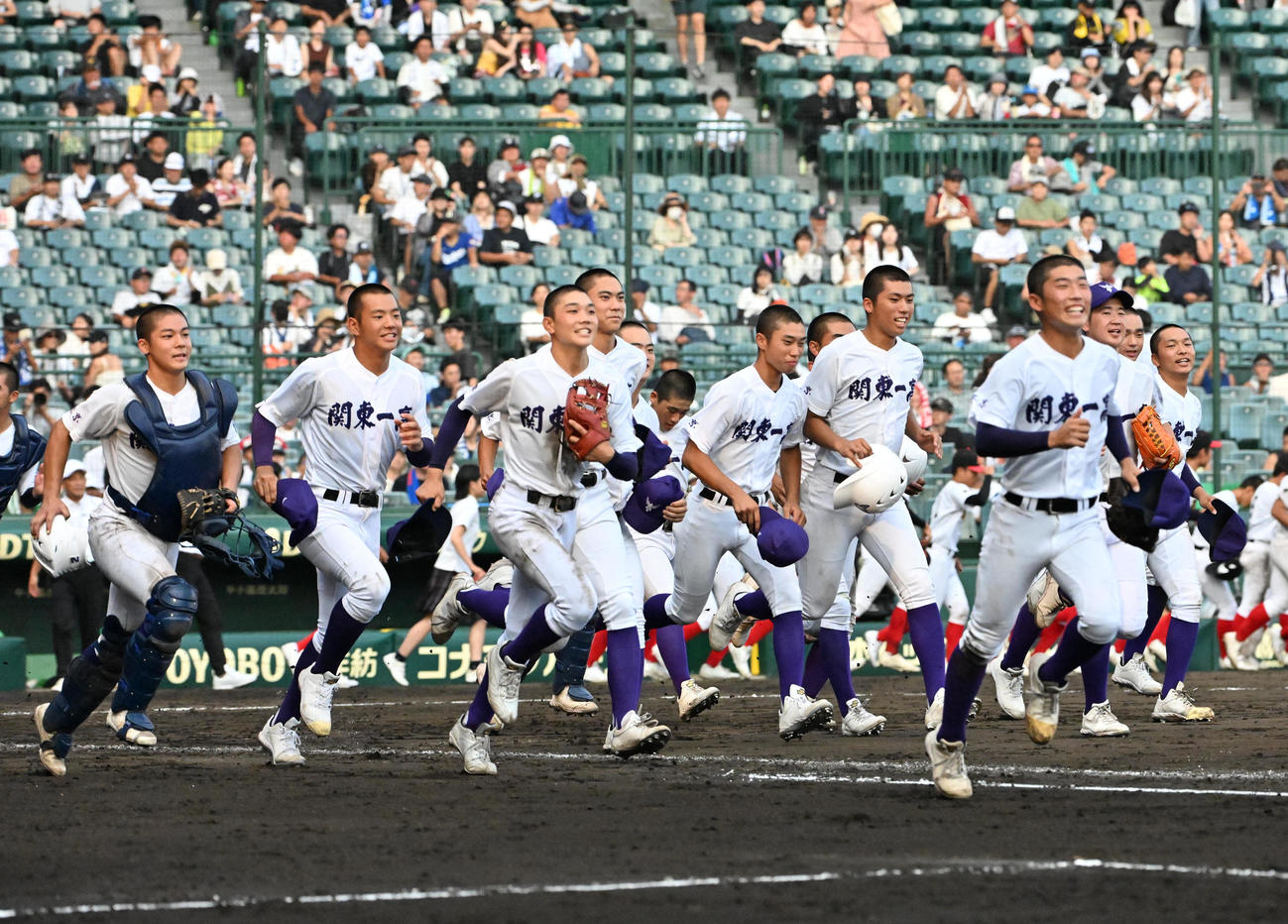 関東第一対創成館　創成館に勝利しアルプスに駆け出す関東第一ナイン（撮影・石井愛子）