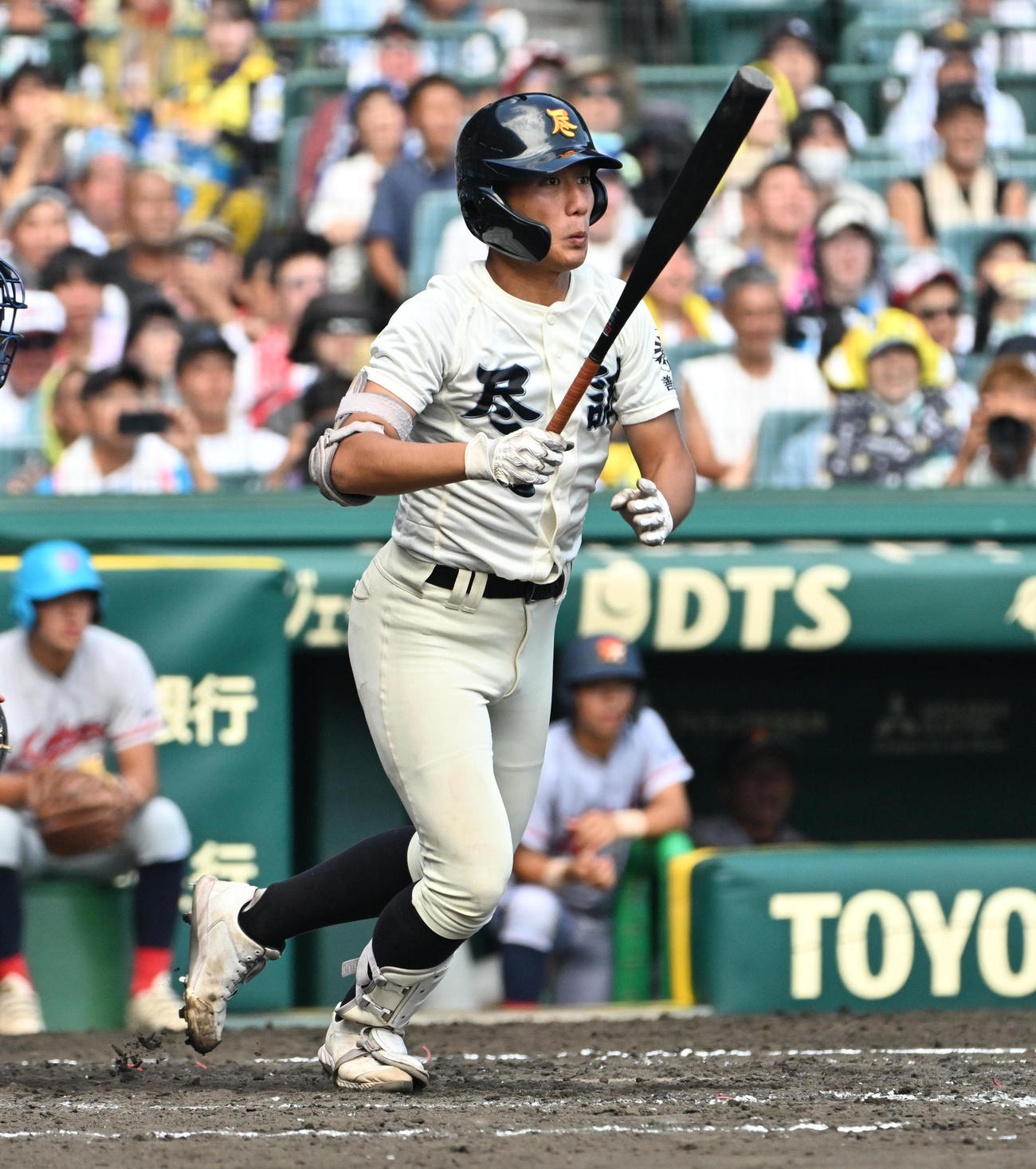 京都国際対尽誠学園　5回裏尽誠学園2死満塁　広瀬賢汰は逆転右適時打を放つ（撮影・石井愛子）