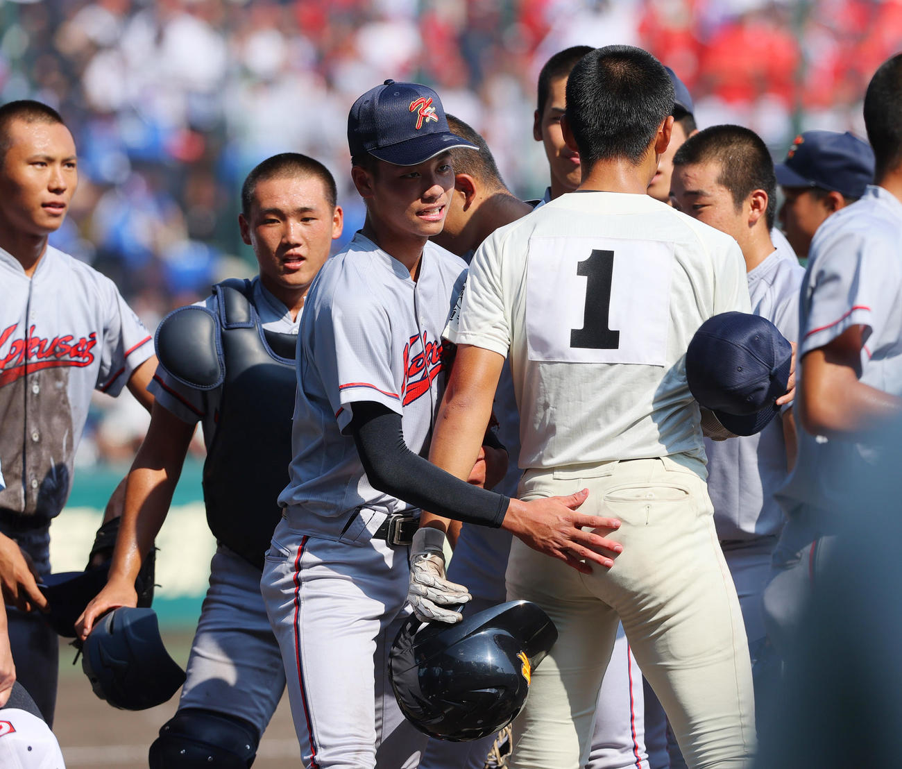 京都国際対尽誠学園　試合を終え京都国際エース西村（中央）は尽誠学園エース広瀬（左から2人目）と言葉をかわす（撮影・上山淳一）