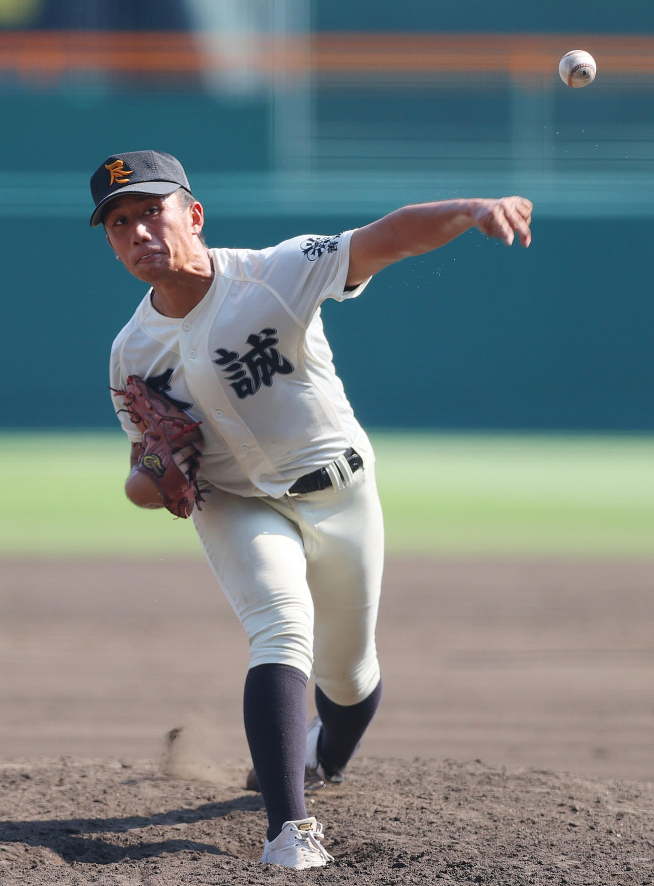 京都国際対尽誠学園　8回表、力投する尽誠学園エース広瀬（撮影・上山淳一）